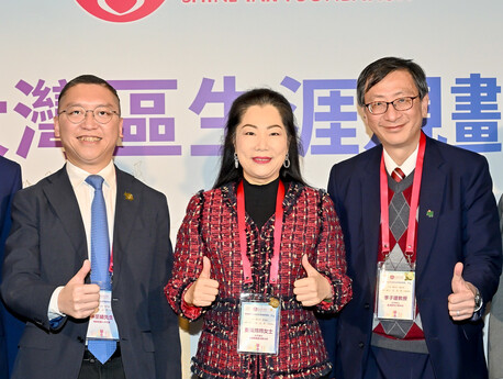  Honorable guests: (from left) Deputy to the 14th National People's Congress from Hong Kong Mr Gordon Lam Chi-wing, Chairlady of Hong Kong Shine Tak Foundation Mrs Christy Tung, President of EdUHK Professor John Lee Chi-Kin 