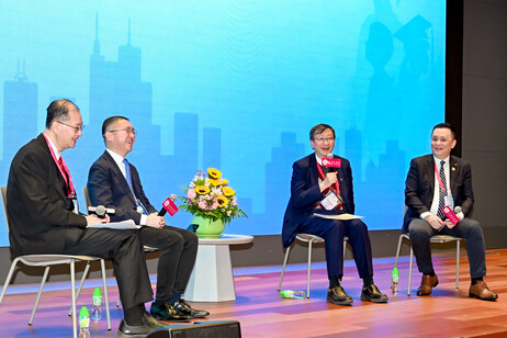  (from left) Mr Henry Tong Sau-chai,  Mr Gordon Lam Chi-wing,  Professor John Lee Chi-kin and Hon Mr Tang Fei participated in the dialogue session