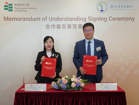 EdUHK Vice President (Academic) Professor May Cheng May-hung signs the MoU with Mr Yu Lin, Principal, The High School Attached to Zhejiang University