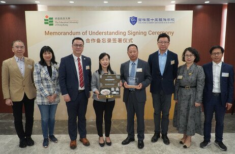 EdUHK representatives exchange souvenirs with Country Garden Silver Beach School