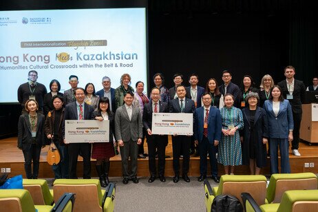 EdUHK management and professors, keynote speakers, guests of honour take a group photo at the opening ceremony   