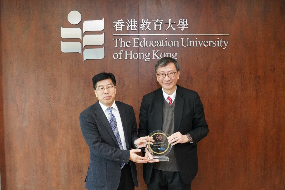 EdUHK President Professor John Lee Chi-Kin passes the GAELDH crystal stand to CCNU President Professor Peng Shuangjie