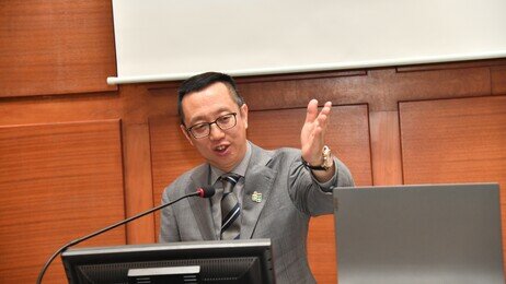 Professor Li Hui speaks at a workshop at UQU