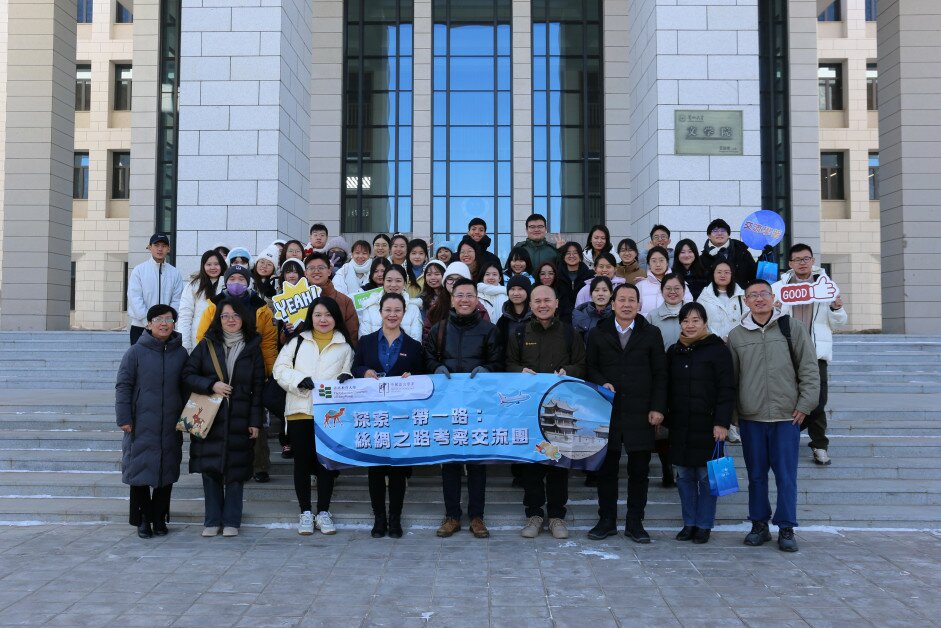 The EdUHK study tour group with teachers and students of the School of Chinese Languages and Literatures at Lanzhou University