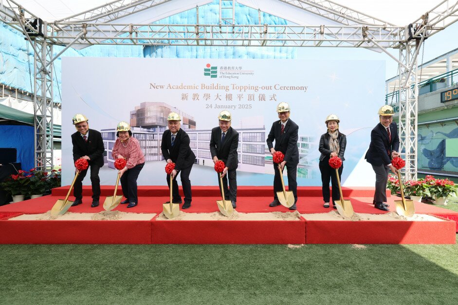 EdUHK holds a topping-out ceremony for the New Academic Building today, Council Chairman Dr David Wong Yau-kar (centre) and President Professor John Lee Chi-Kin (third from the right) officiate the ceremony with the senior management