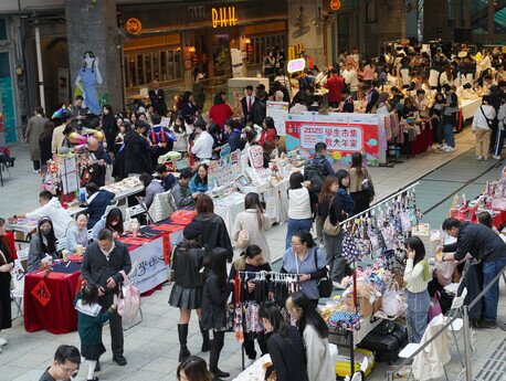 EdUHK’s ‘2025 Student Fair – EdUHK Lunar New Year Fair’ at PMQ in Central. Fifty stalls run by EdUHK students, alumni, as well as primary, secondary and special school