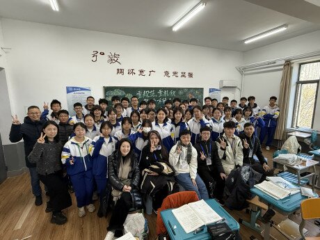 EdUHK students visiting Chong Hua High School