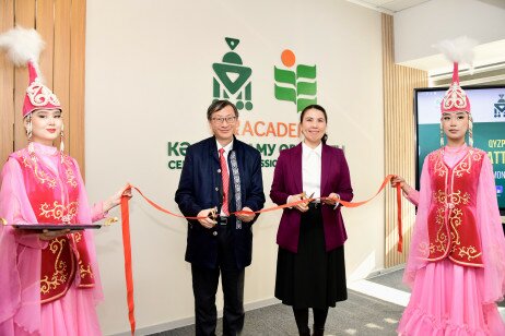 Dr Gulmira Qanay, Chairman of the Board, Rector of the Kazakh National Women's Pedagogical University and Professor John Lee Chi-Kin, President of EdUHK officiate at the ribbon-cutting ceremony of the Centre for Professional Development 