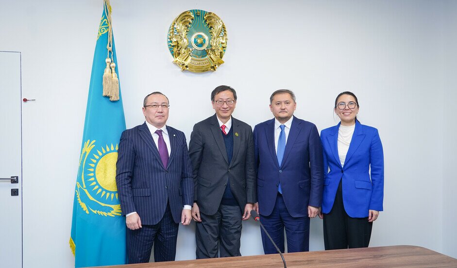 Mr Sayasat Nurbek (2nd from right), meets Professor John Lee  (2nd from right); Bolat Tilep (1st from left) ,and Dr Gulmira Qanay (1st from right)