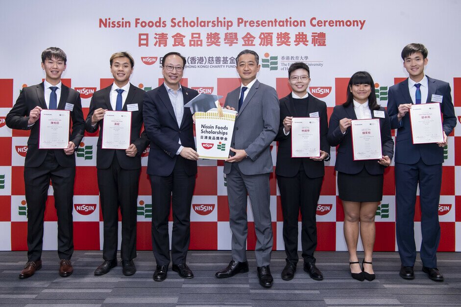 Mr Kiyotaka Ando, Chairman of Nissin Foods (Hong Kong) Charity Fund (middle right), and Professor Chetwyn Chan, Vice President (Research and Development) of EdUHK (middle left) attend the Ceremony. 