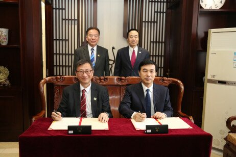 Professor John Lee Chi-Kin (front left), President of EdUHK, and Professor Wang Fan (front right), President of CFAU, sign the memorandum of understanding, witnessed by Dr David Wong Yau-kar (back left), Chairman of the EdUHK Council, and Ambassador Wan