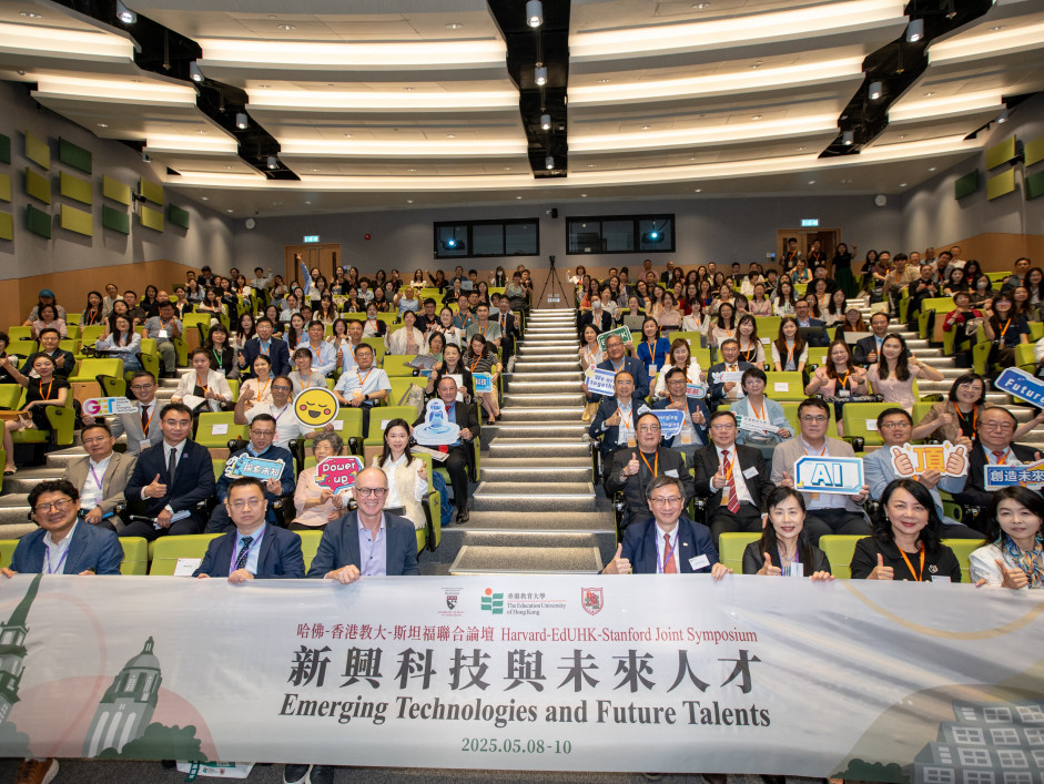 Some of the participants with President Professor John Lee Chi-Kin and Vice President (Academic) Professor May Cheng May-hung