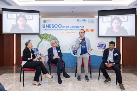 Professor Kennedy (2nd right), Advisor for Academic Development facilitate a panel discussion with Professor Hopkins (2nd left) and Dr Kohl (1st left), Dr Jithoo (on the screen) and Dr Bhowmik (EdUHK) (1st right)