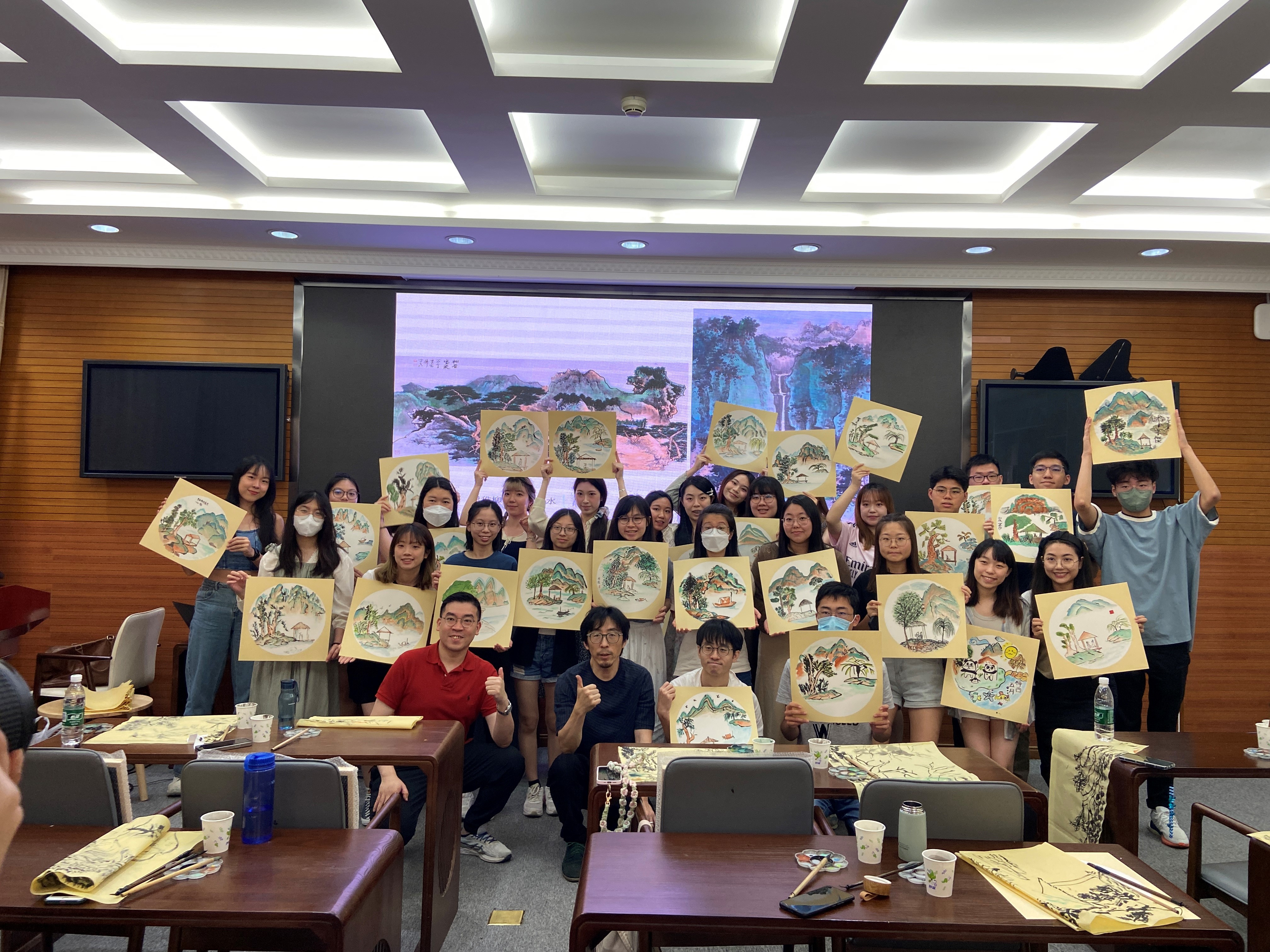 In the cultural exploration class of Blue-and-Green Landscape painting, students learned techniques of traditional Chinese landscape painting and finished the paintings under the guidance of Beijing Artist Yu Jidong.