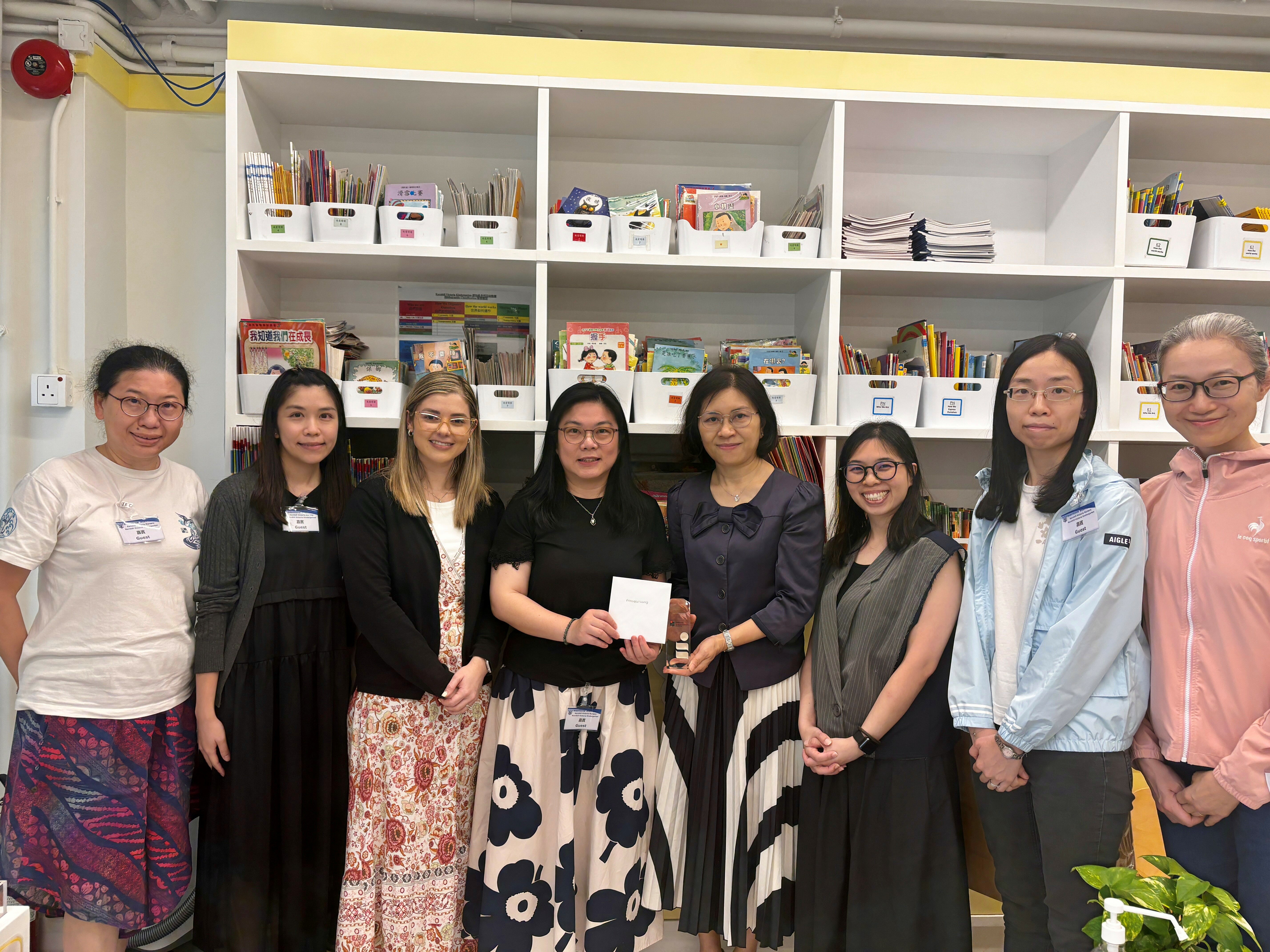 Principal Wong of Kornhill Victoria Kindergarten (Middle Kornhill Campus) (right 4) showcases her transition programme and English curriculum for K-3 learners