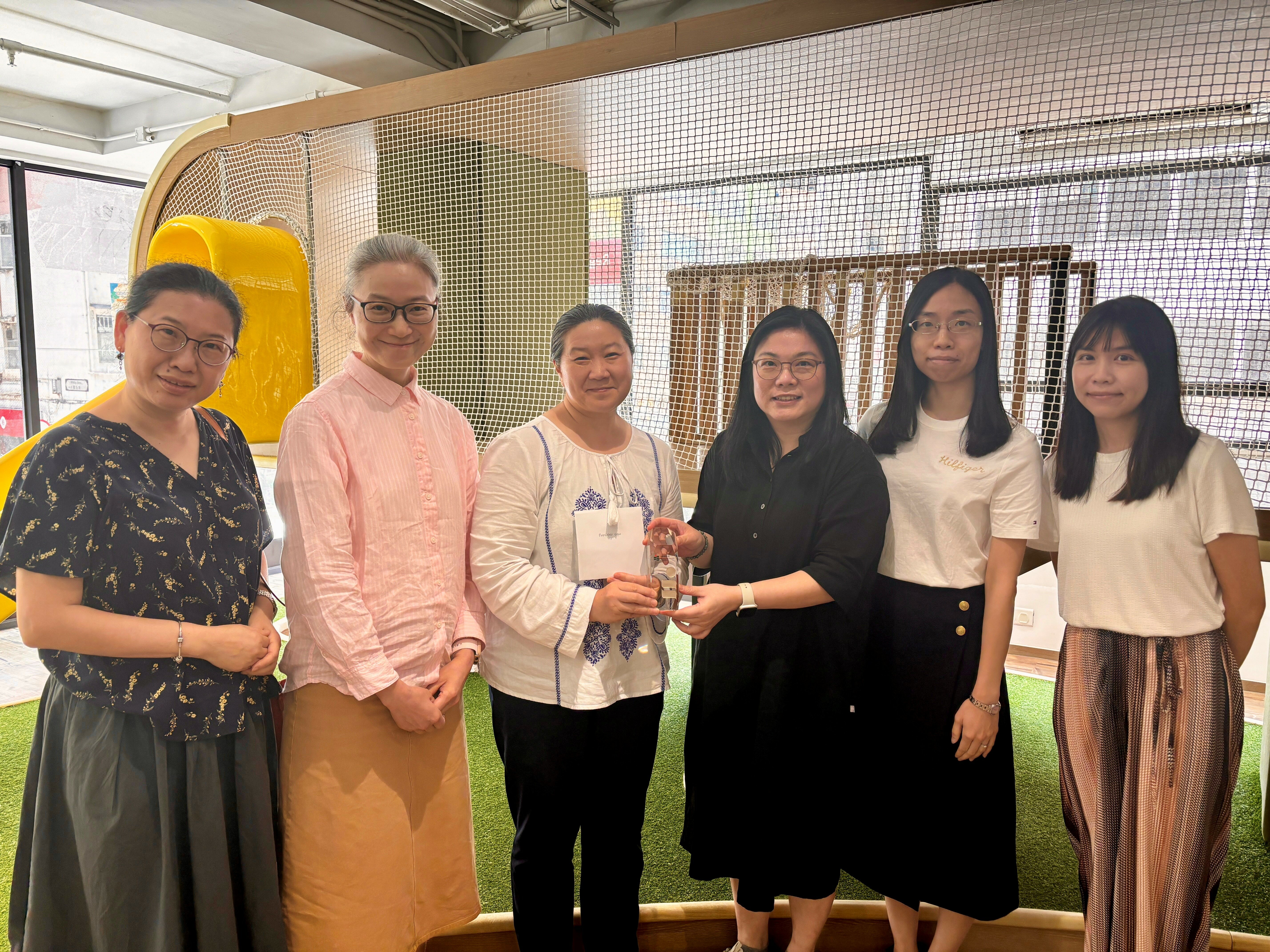 Principal Yau (left 3) of Fairchild Nursery and Kindergarten offers insights and professional advice about easing children’s anxiety in the transition.